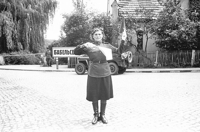 Советская регулировщица на дороге в Потсдам.