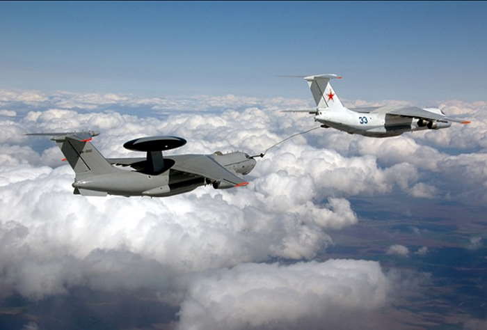 Две модификации одного и того же Ил-76: самолет-заправщик Ил-78 перекачивает топливо на самолет дальнего радиолокационного обнаружения А-50