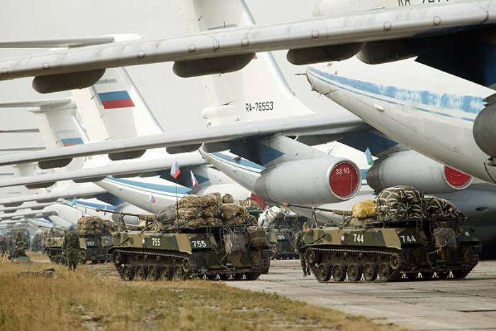 Боевые машины десанта БМД-2 перед погрузкой на Ил-76