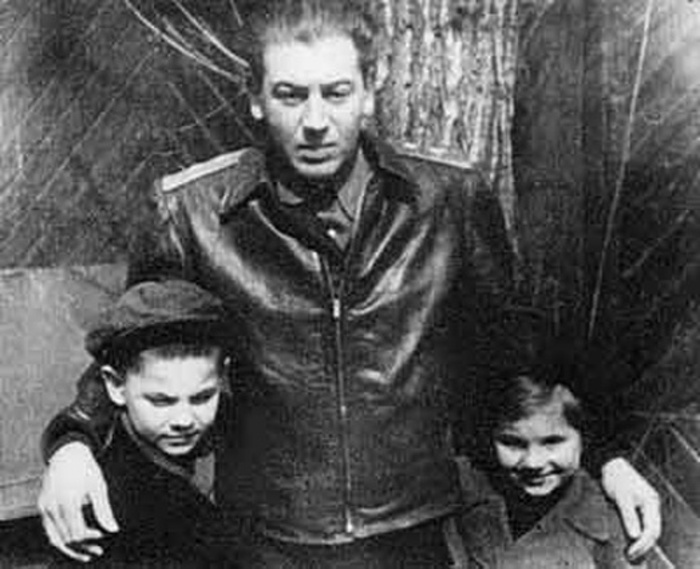 Василий с детьми от первого брака с Галиной Бурдонской Александром и Надеждой